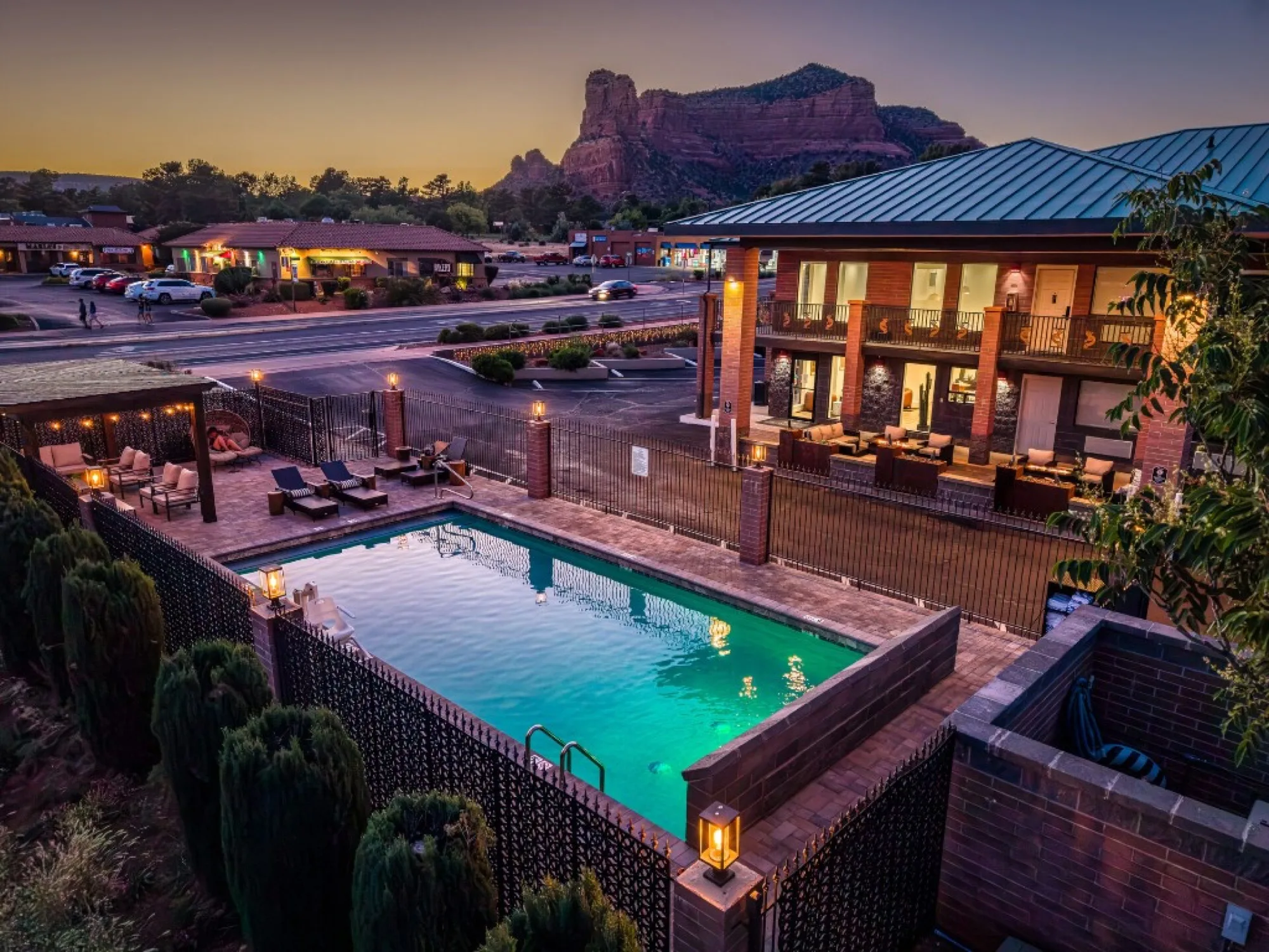 A boutique hotel in the Village of Oak Creek near Bell Rock, suited to couples, groups, and desert getaways.