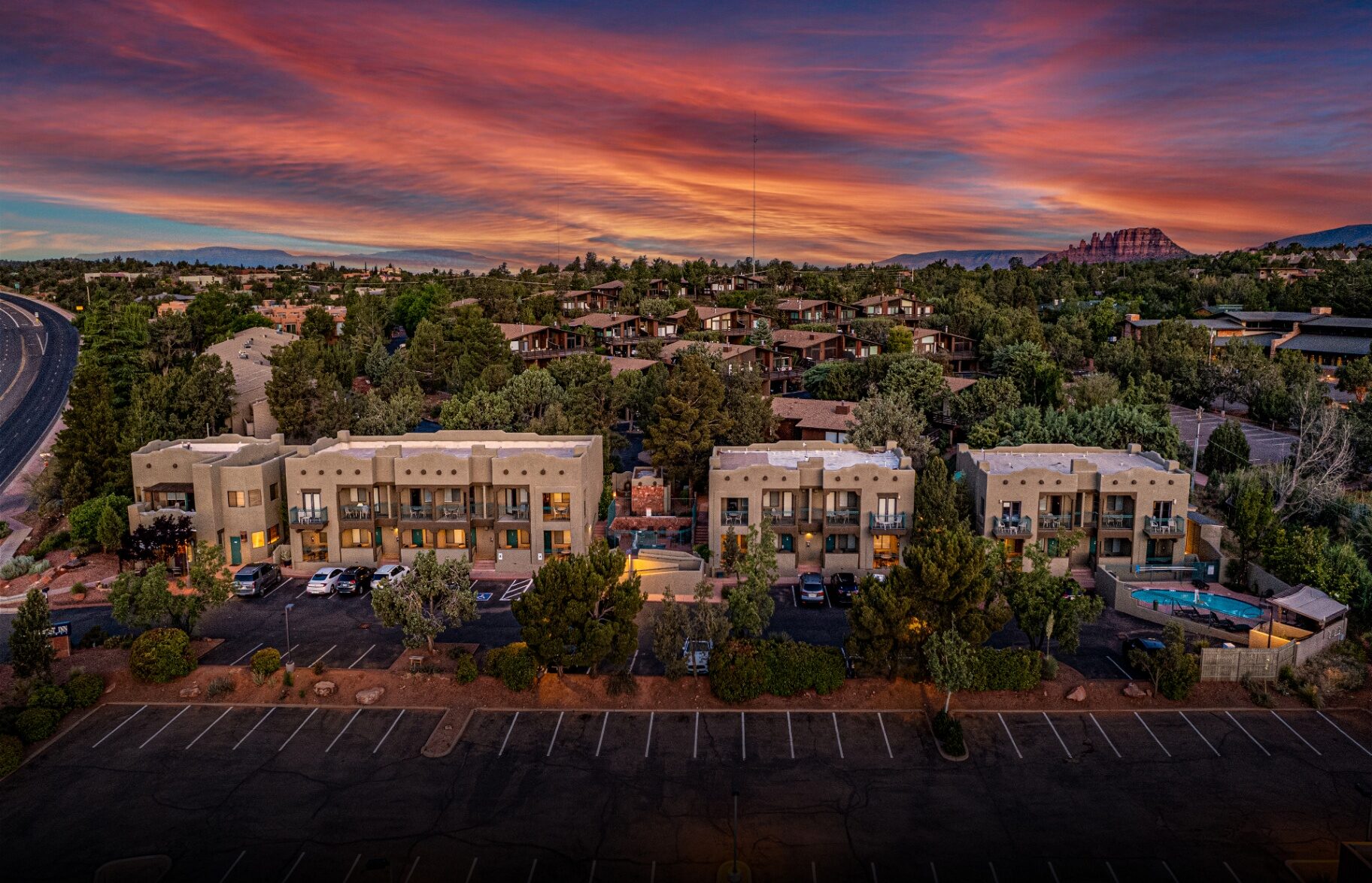 A boutique Sedona retreat known for Southwestern character, kiva fireplaces, and mountain views.
